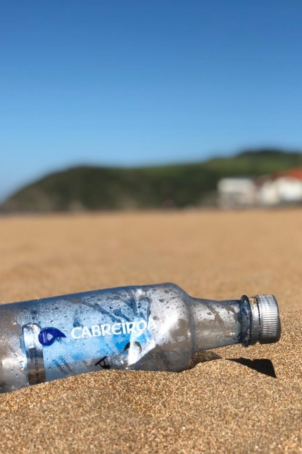 CABREOAHORA. BOTELLAS DE PLASTICO PARA EL CAMPEONATO DE SURF DE ZARAUTZ.